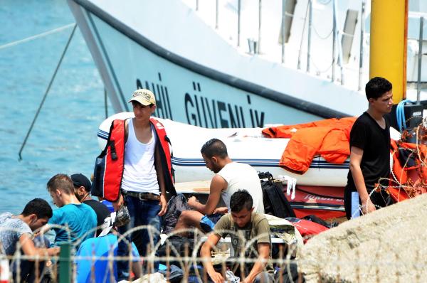 Suriyeli 50 kaçak, botları batmak üzereyken kurtarıldı