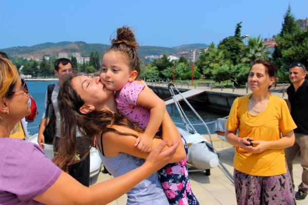 Kayalıklarda mahsur kalan 1'i çocuk, 4 kişi kurtarıldı