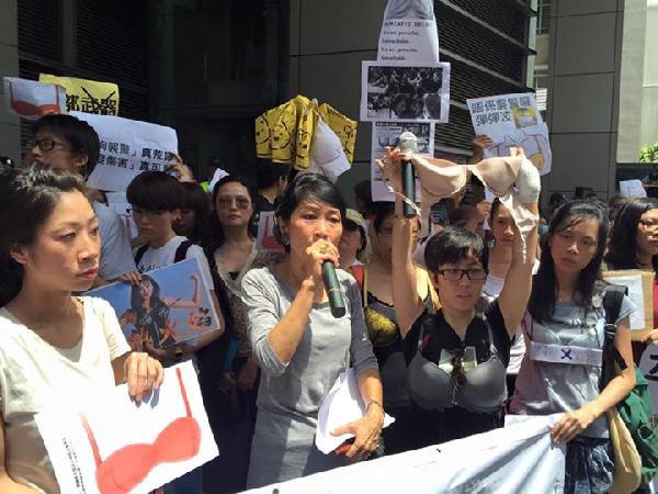 Hong Kong’da ‘sütyenli’ protesto