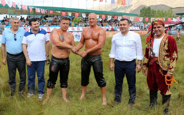 Alanya'da iki turist kıspet giydi, yağlanıp güreş tuttu