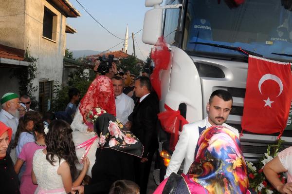 TIR ‘gelin arabası’ oldu