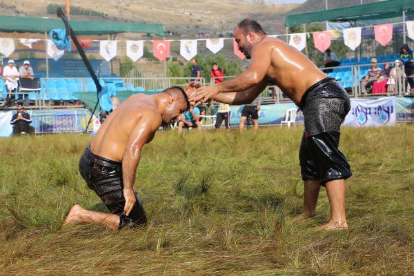Alanya'da iki turist kıspet giydi, yağlanıp güreş tuttu (2)