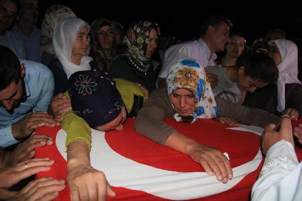 Şehit er Medet Mat'in cenazesi, ailesinin isteğiyle gece toprağa verildi