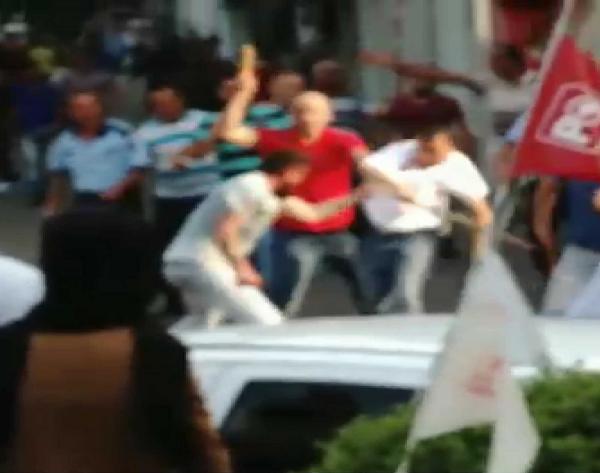 Seyyar satıcı bıçakla dehşet saçtı: 1'i ağır 7 zabıta yaralı