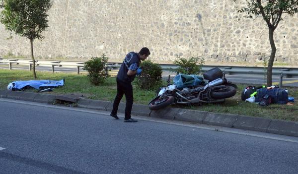 Motosiklet aydınlatma direğine çarptı: 1 ölü