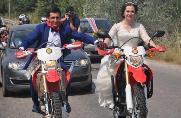 Motosikletli gelin ve damat