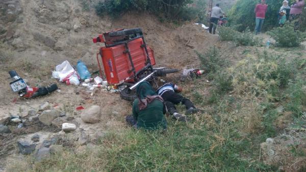 Sepetli motosiklet şarampole uçtu: 3 yaralı