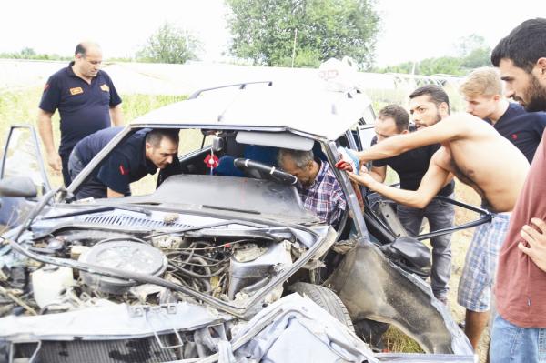 Hurdaya dönen otomobilde sıkıştı