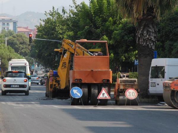 İş makinesi yeraltı otoparkının tavanını deldi