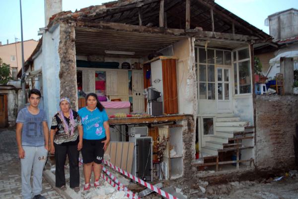 İnşaatın hafriyat çalışmalarında bitişikteki evin duvarı çöktü