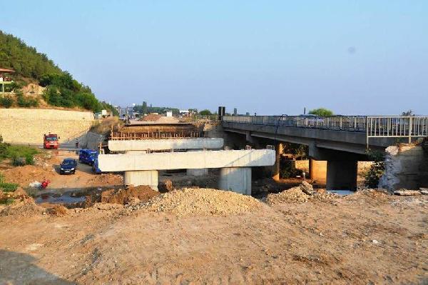 Motosiklet köprü inşatına uçtu: 1 ölü, 1 yaralı