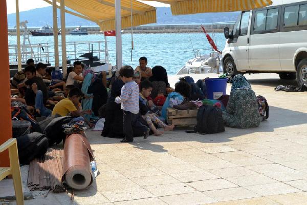 Ayvalık'ta lastik bot içinde 57 Afgan yakalandı