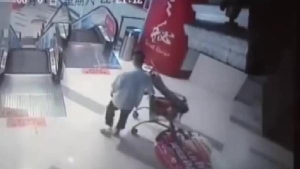 ürüyen merdivende bacağı koptu