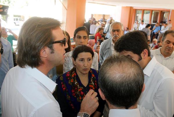HDP'lilerden Mardin Valiliği önünde 13 YPG'li cenazesi için eylem