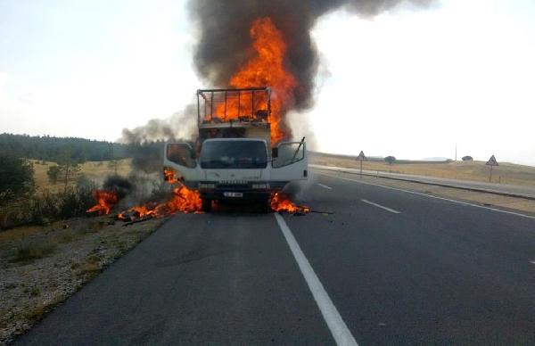 Ev eşyası yüklü kamyonet alev alev yandı