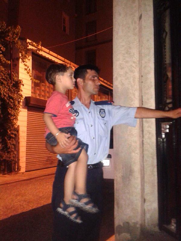 Kayıp İngiliz çocuğu Beyoğlu zabatıları bulup ailesine teslim etti