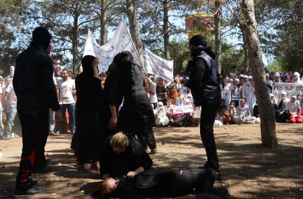 Şengalli kadınlar IŞİD'in saldırısı sahnelenince çığlıklar atarak ağladı