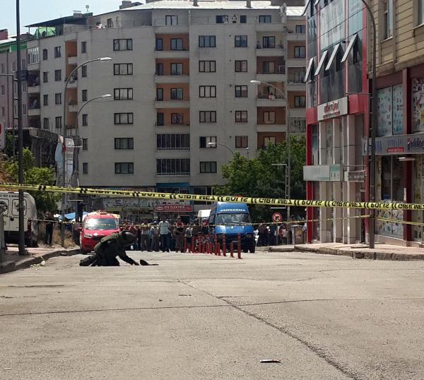 Erzurum'da şüpheli çanta fünyeyle patlatıldı