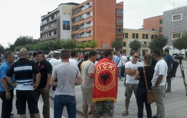 Kosova’da Savaş Suçları Mahkemesinin kurulmasına karşı UÇK Savaş Gazileri protesto düzenledi