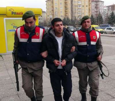 Beline sarılı 2 kilogram esrarla yakalandı