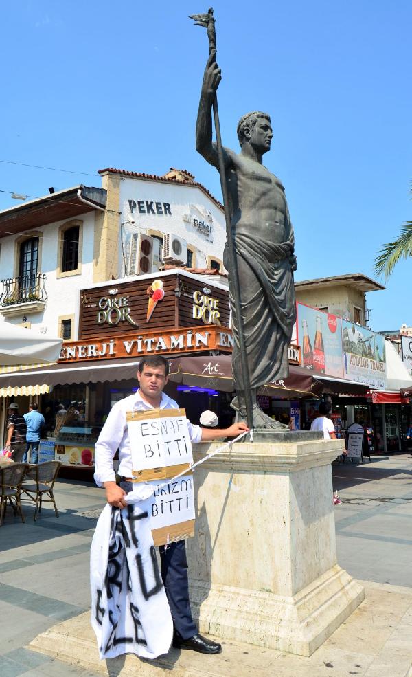 Attalos heykeliyle eylem