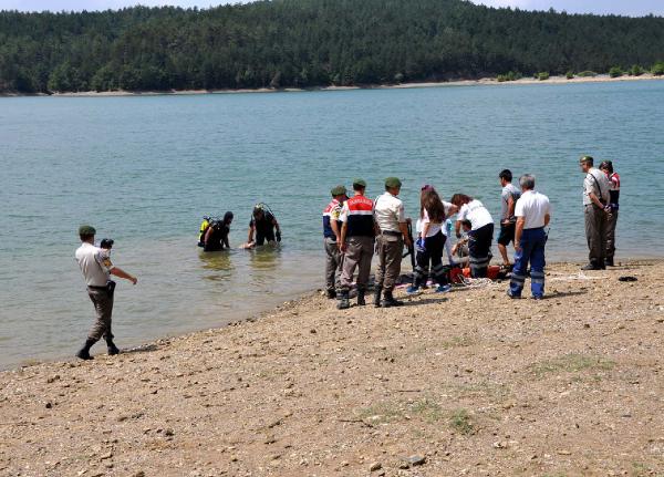 Serinlemek için girdiği gölette boğuldu