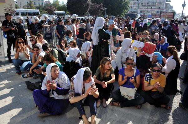 Van'da kadınlardan operasyonlar dursun eylemi