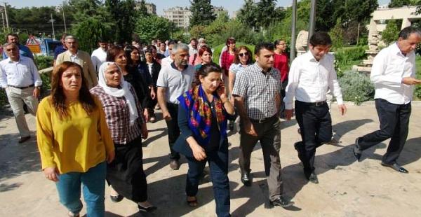 HDP'lilerden Mardin Valiliği önünde 13 YPG'li cenazesi için eylem (2)