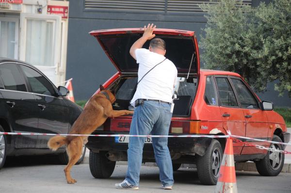 Otomobil bagajındaki valizlerde bomba paniği