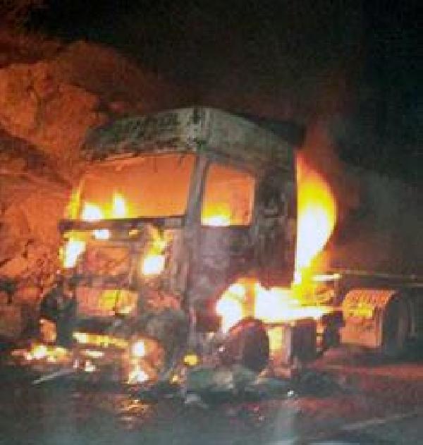PKK, Nusaybin'de 1 TIR ile 1 kamyonu yaktı
