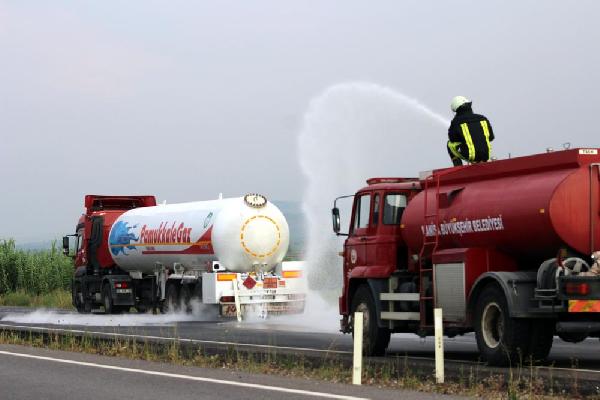 Gaz kaçıran LPG yüklü tanker paniğe neden oldu