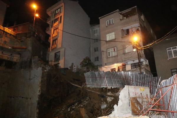 Kağıthane'de istinat duvarı çöktü; iki bina boşaltıldı