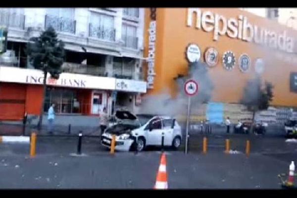 Taksim'de demir dubaya çarpan otomobil yandı