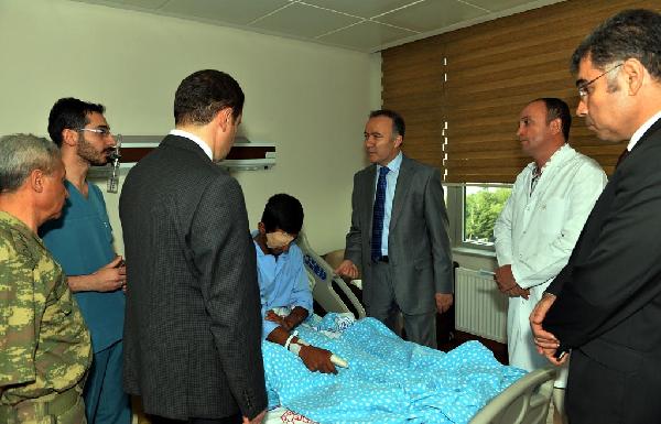 Karakol saldırısında yaralanan askerlere 'Geçmiş olsun' ziyareti