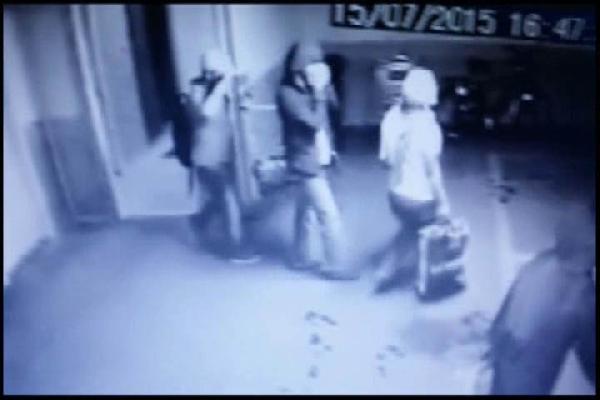 22 katlı rezidansta 8 daireyi soyan şüpheliler kamerada