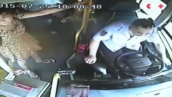 Kan kusan otobüs şoförünü yolcular kurtardı