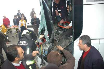 Yolcu otobüsü kamyona çarptı: 3 yaralı