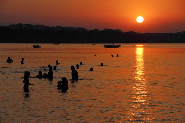 Antalya'da sıcaktan bunalanlar sahilde sabahladı