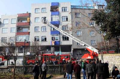 Zeytinburnu’ndaki yangında mahsur kalan 10 kişiyi itfaiye kurtardı