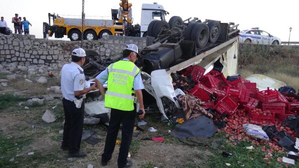 Şeftali yüklü kamyon takla attı: 1 ölü, 1 yaralı