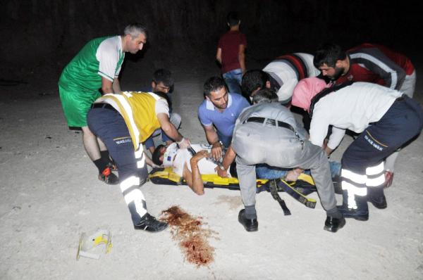Motosikletiyle temel çukuruna düşen berber yaralandı