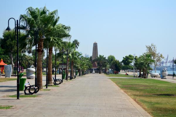 Mersin'in sıcağı  parkları boşalttı