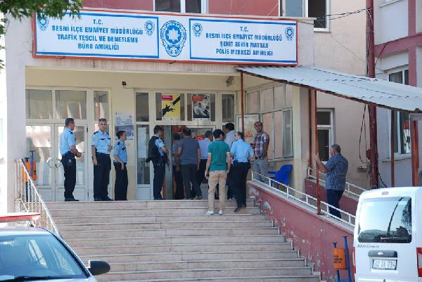 Besni'de Emniyet Müdürlüğü'nü gözetleyen 2 PKK'lı tutuklandı