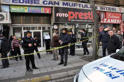 Emekli polis, baba ve oğlunu ayaklarından vurdu