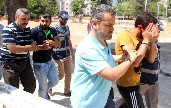 Sahte para ile dolandıran 3 kişi yakalandı