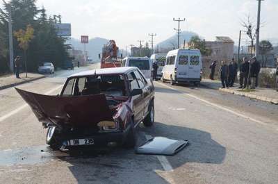 Fatsa'da otomobil ile minibüs çarpıştı: 3 yaralı