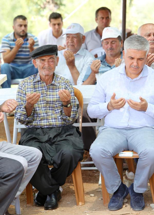 Dede Akkabak'a yeni şalvar ve ayakkabı