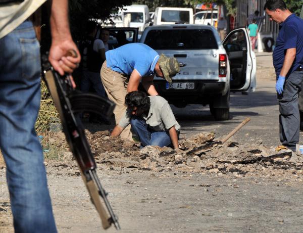 Gevaş'ta askeri araca mayınlı saldırı (2)