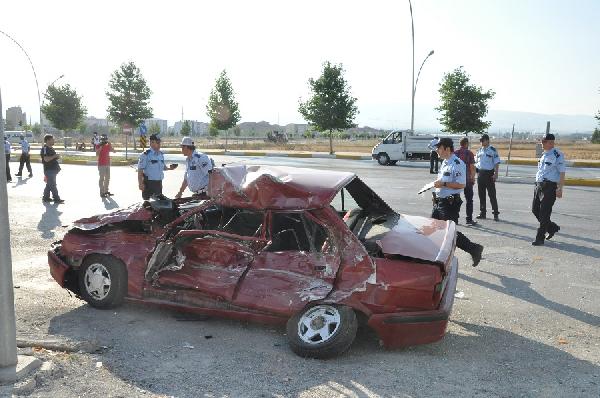 Hafriyat kamyonu otomobile çarptı: 1 ölü, 1 yaralı