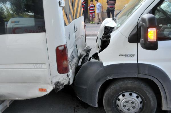 İşçi servisi ile kamyonet çarpıştı: 8 yaralı